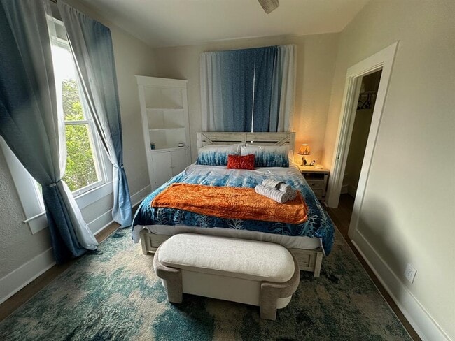 Building Photo - 3210 Hampton Rd