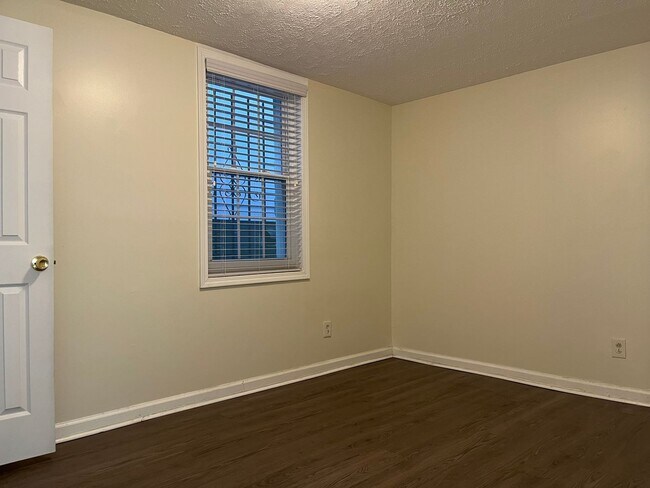 Building Photo - Spacious 3/2 Duplex Unit w/ Bonus Room Min...
