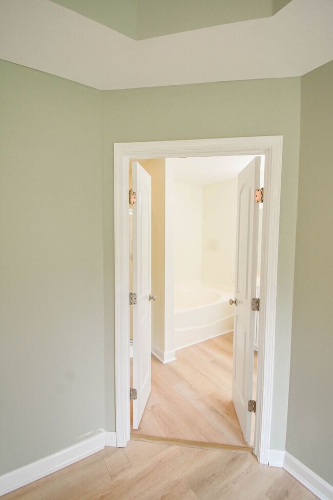 Building Photo - 3 Bedroom 2 Bathroom with Garage