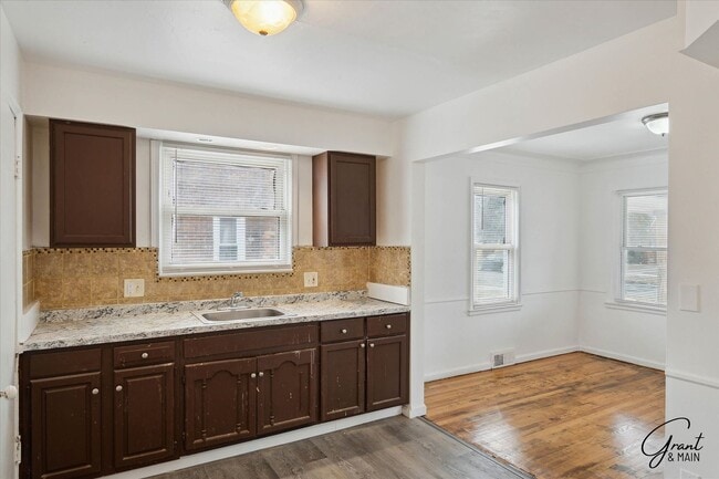 Building Photo - $1,250 - Charming 3 Bedroom Bungalow - Det...