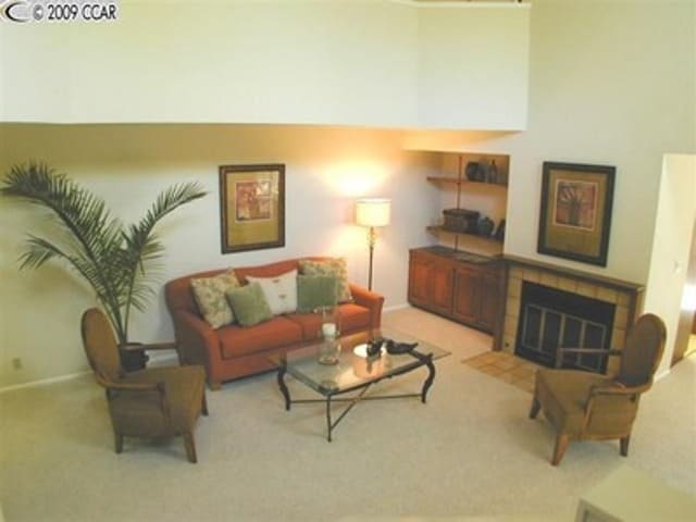 Building Photo - Spacious Modern Townhouse in the Desirable...