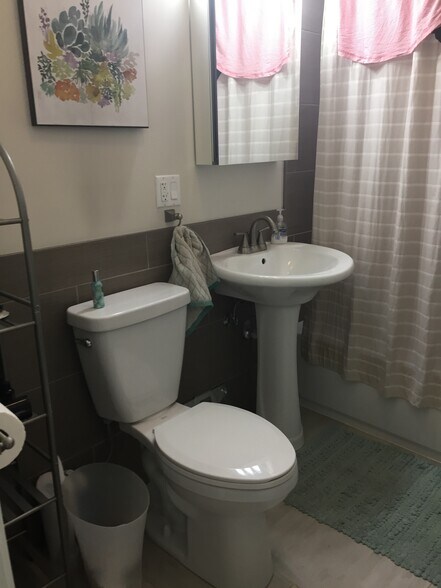 bathroom - 1307 North Artesian Avenue, Unit 2
