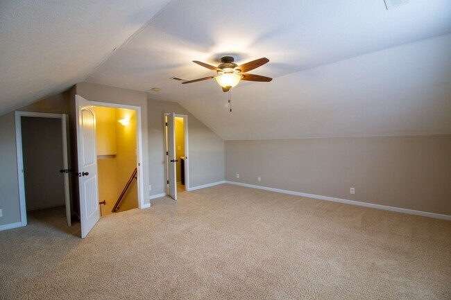 Building Photo - Fresh and Clean 3/2 with BONUS room and fenced yard.  Go.