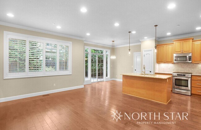 Building Photo - Beautiful Craftsman in Lake Oswego