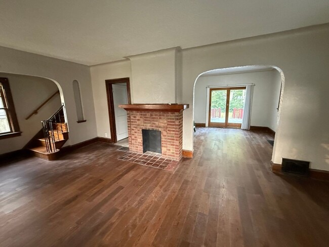 Building Photo - 3 bedroom 1.5 bath