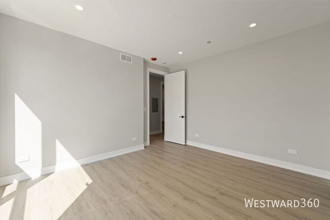 Building Photo - 2354 W Polk St
