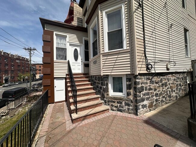 Building Photo - 3328 Park Ave