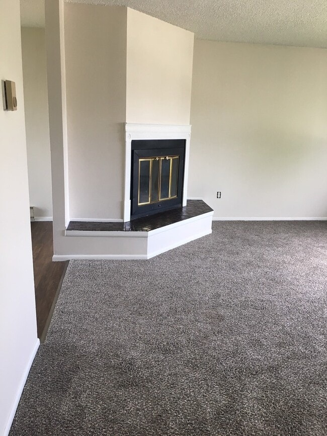 Building Photo - 3 Bedroom, 2 Bathroom Duplex- 5 minute walk from MSU - Flexible Lease Terms - 6 Months, 9 Months ...