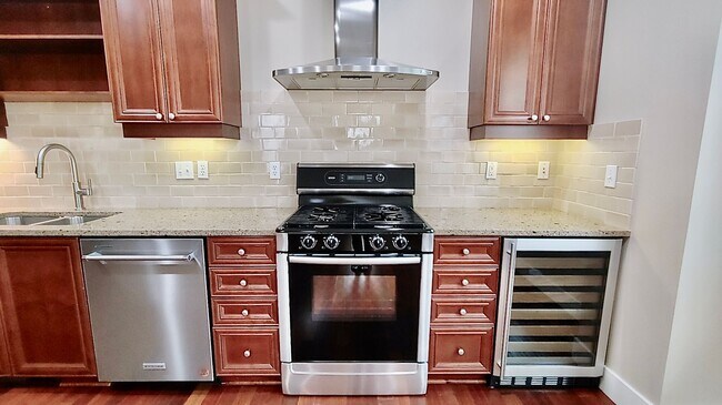 Building Photo - Luxury 3 Bedroom Townhome in Lake Oswego’s...