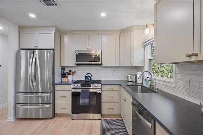 Building Photo - 677 Hillandale Cir