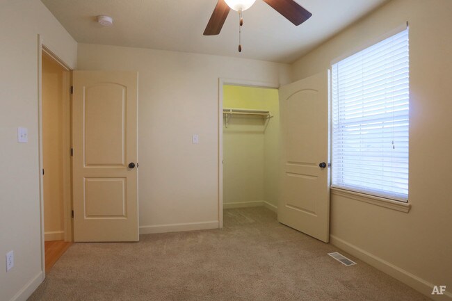 Building Photo - 3213-3215 Jenne Hill Dr