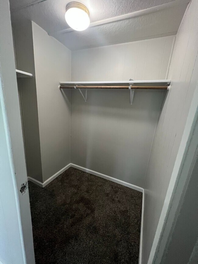 Building Photo - 2 bedroom 1 bathroom with  bonus room located in the Avenues