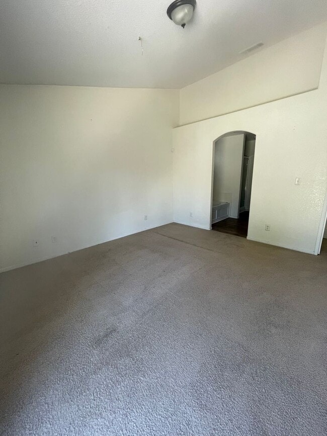 Building Photo - Beautiful 3 bedroom and 2 bath home ready for move in.