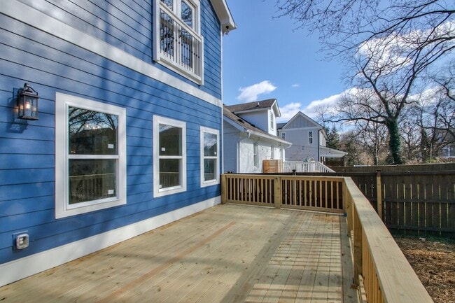 Building Photo - 904 Burchwood Ave