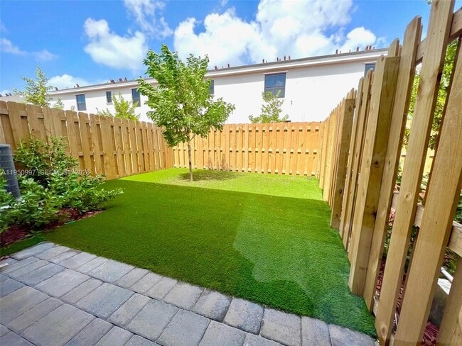 Building Photo - 429 NE 12th St