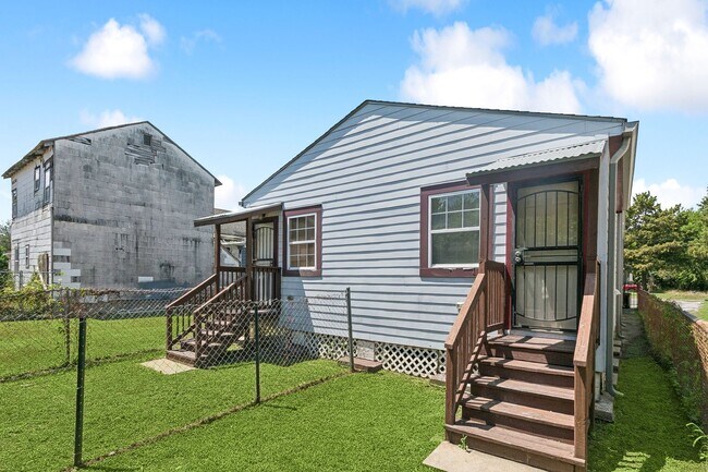 Building Photo - 2013 Almonaster Ave