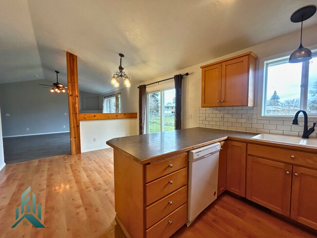 Building Photo - Updated 3 Bed 2 Bath Home