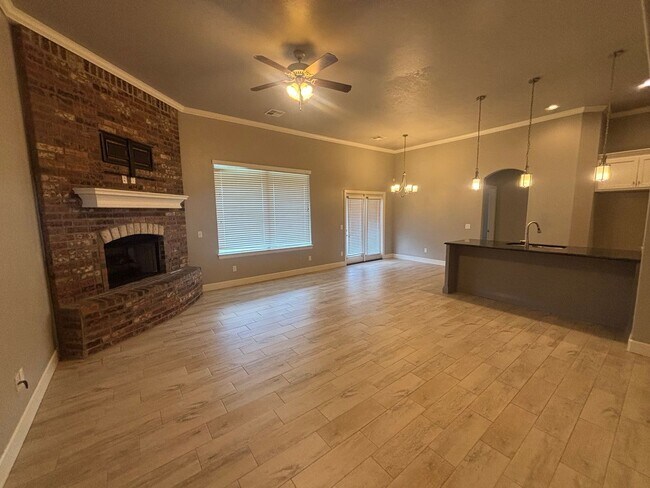 Building Photo - Beautiful 4 bed, 2 bath WITH an Office and STORM SHELTER