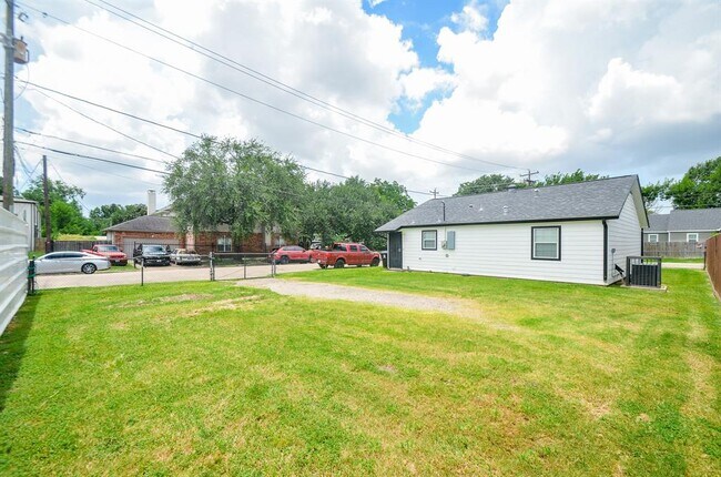 Building Photo - 6425 Sidney St