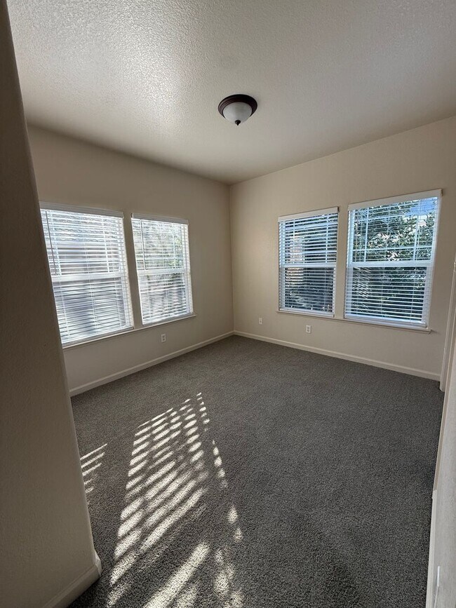 Building Photo - 335 Messina Terrace