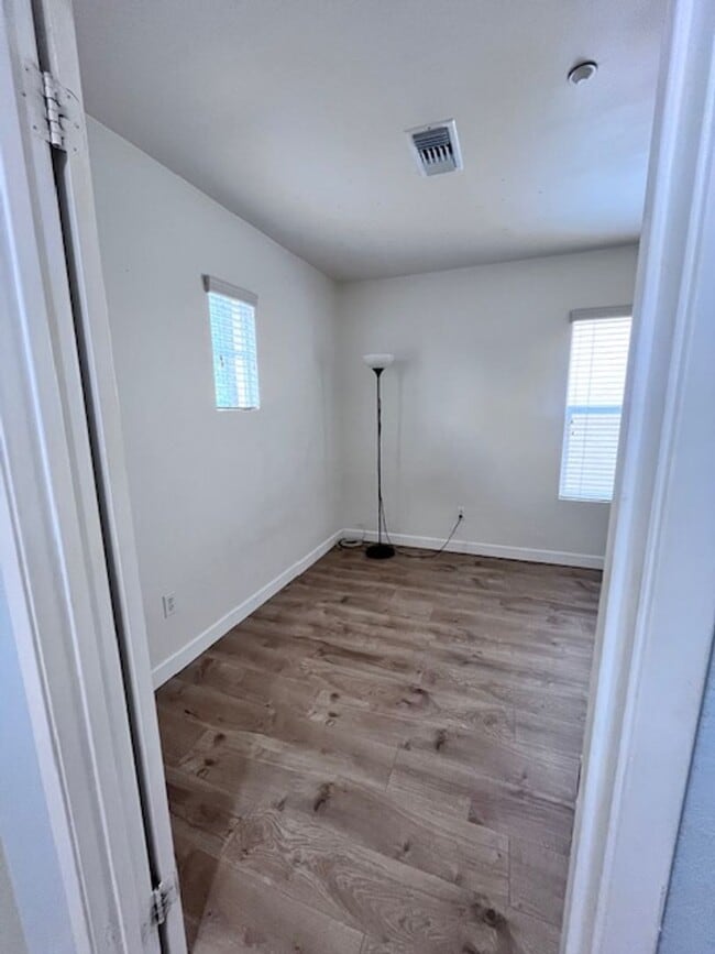 Building Photo - Redlands Home in Gated Community