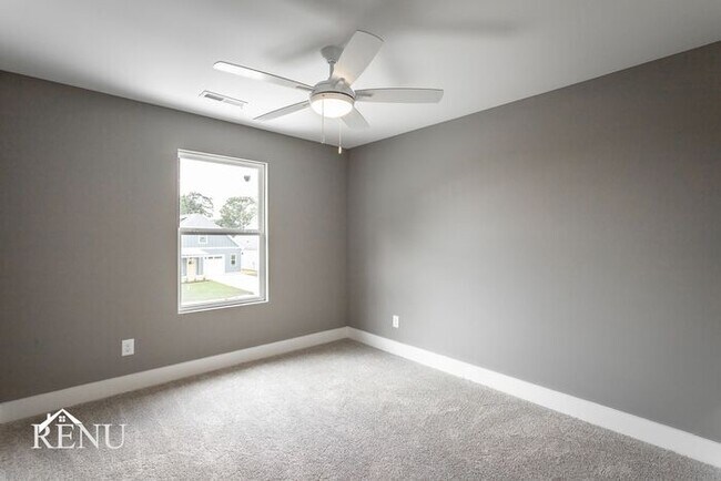 Building Photo - 5365 Lynnland Terrace