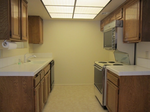 Building Photo - Gated 2+1.5 w/pool+spa, basketball crt, cl...