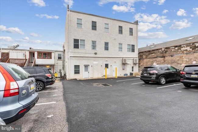 Building Photo - 316 Bridge St