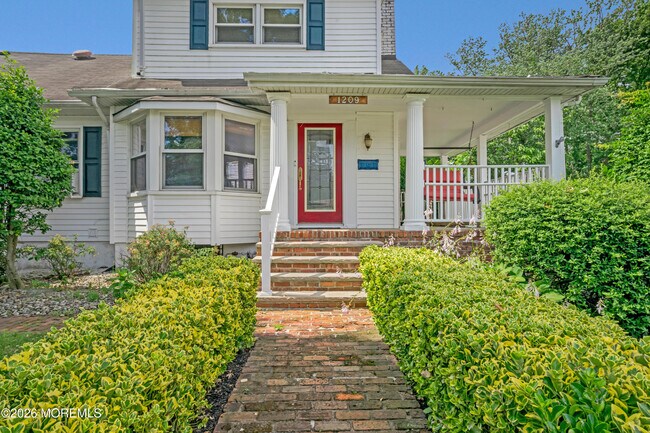 Building Photo - 1209 16th Ave