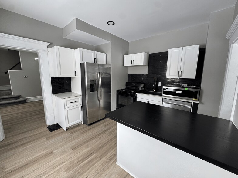 Building Photo - 328 Wyandotte Ave