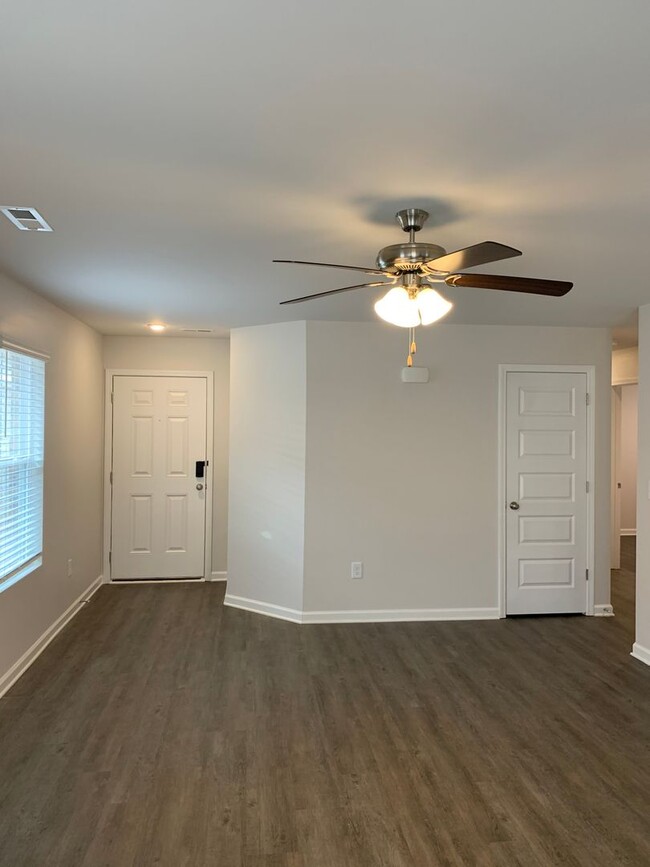 Building Photo - *Valentine's Day Special!* Three Bedroom |...