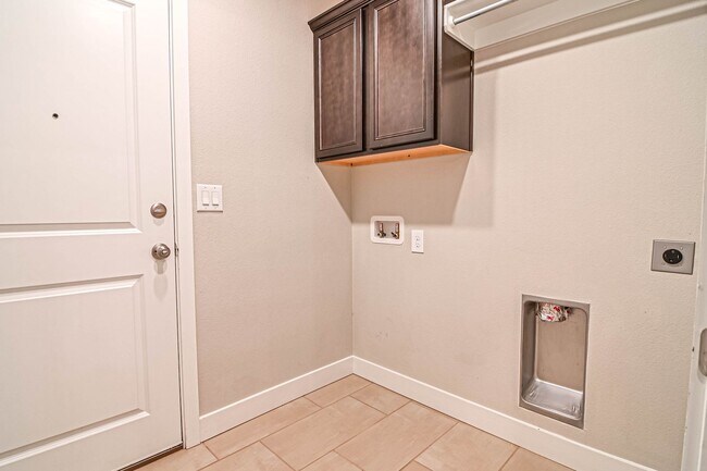 Building Photo - 6841 Rio Pl