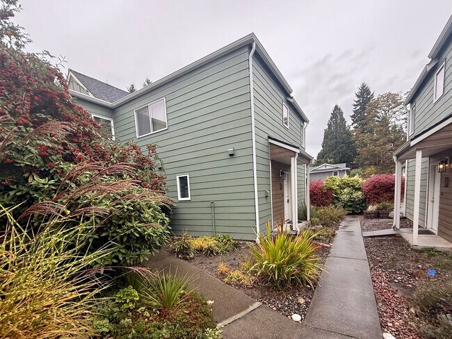 Building Photo - Longfellow Run Townhomes - West Seattle