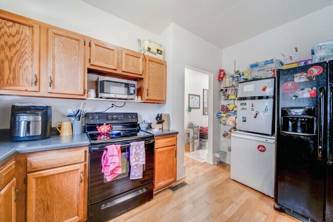 Building Photo - Ultimate 6-Bedroom House with Amazing Front Porch!