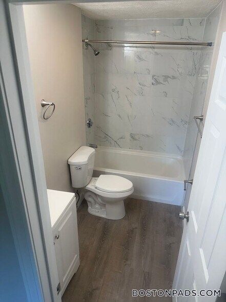 Building Photo - 13 Kenmar Dr