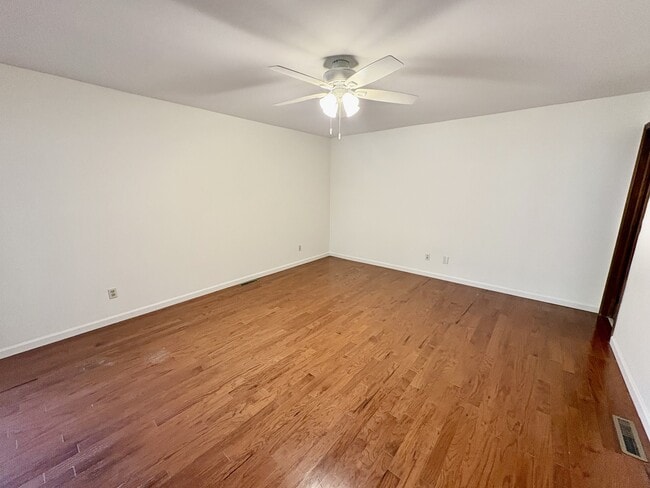 Building Photo - 5 Sweet Branch Ct