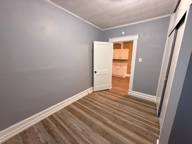 Building Photo - 6 W 30th St