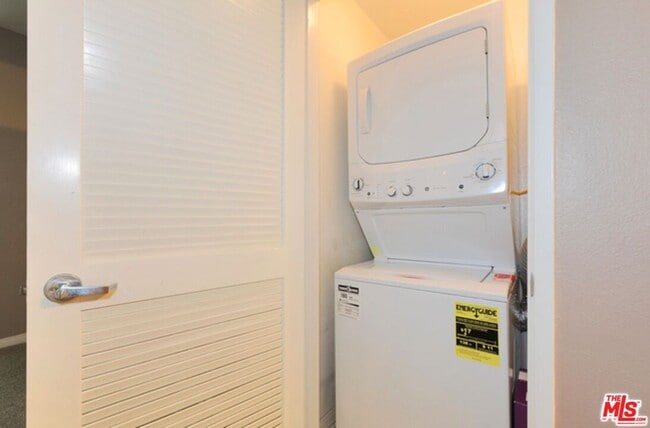 Building Photo - 2222 Beachwood Dr