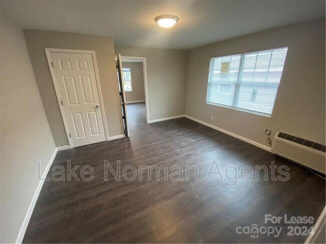 Building Photo - 720 E Pine St