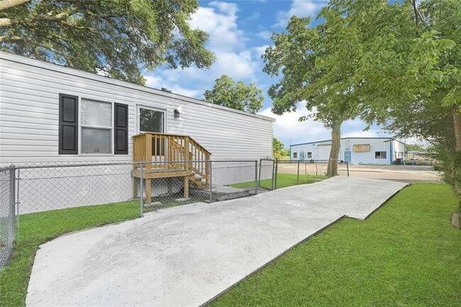 Building Photo - 113 Schilling Ave