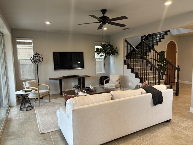 Building Photo - Gorgeous like new 4 bedroom 3 bath home located in Promontory