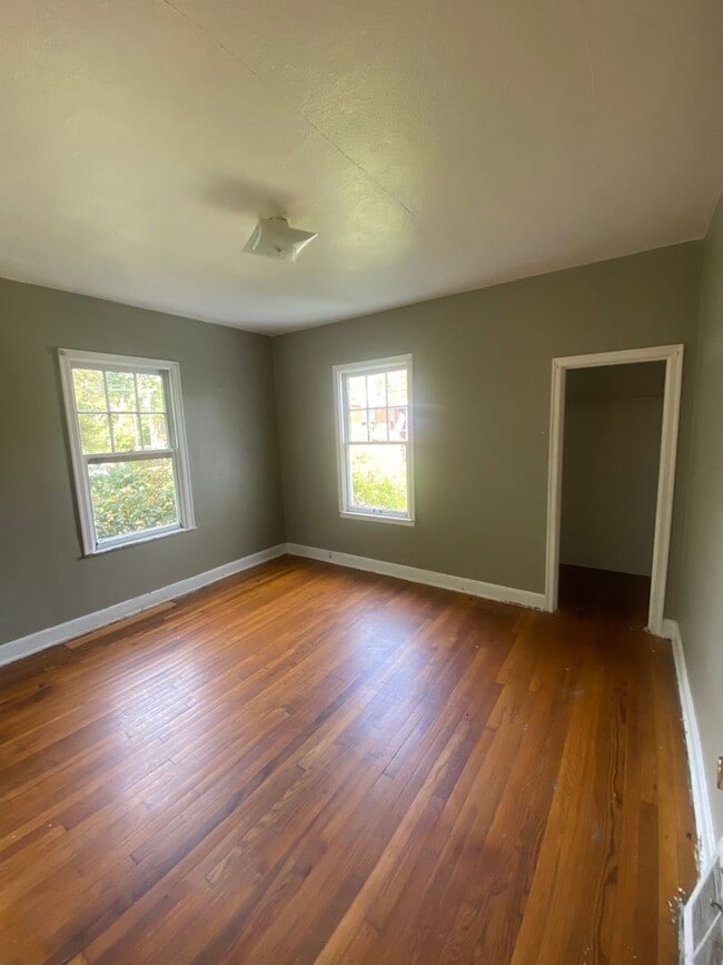 Building Photo - 607 W Freeman St