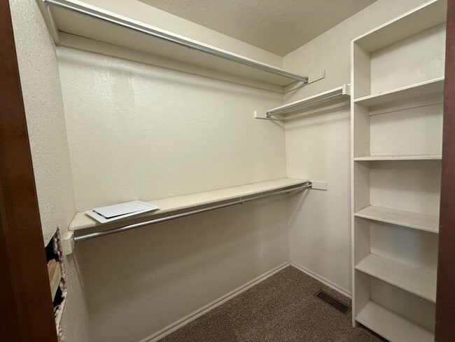 Building Photo - 18509 Chestnut Oak Dr