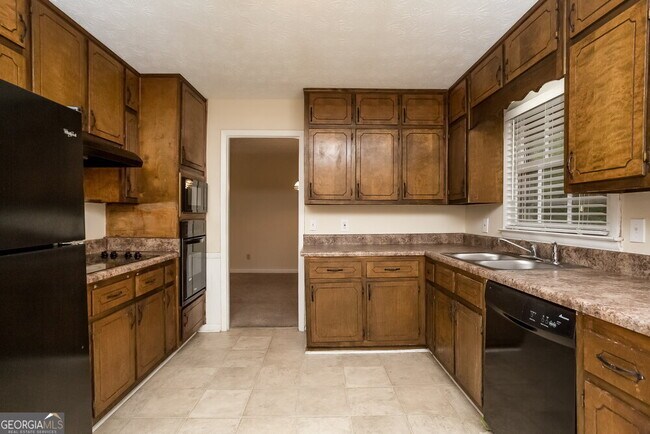 Building Photo - 2115 Pine Knoll Cir NE