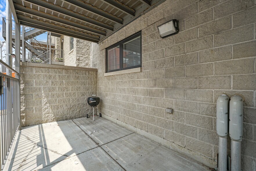 Building Photo - 2529 W Congress Pky