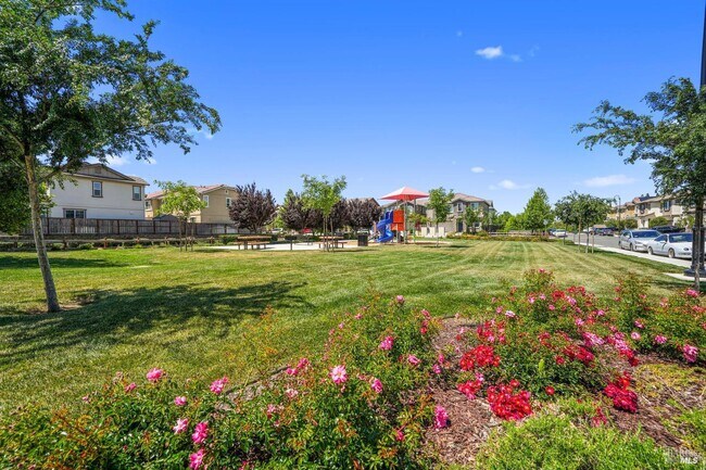 Building Photo - 2056 Parsons Dr