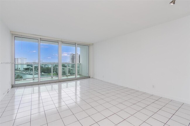 Building Photo - 100 Bayview Dr