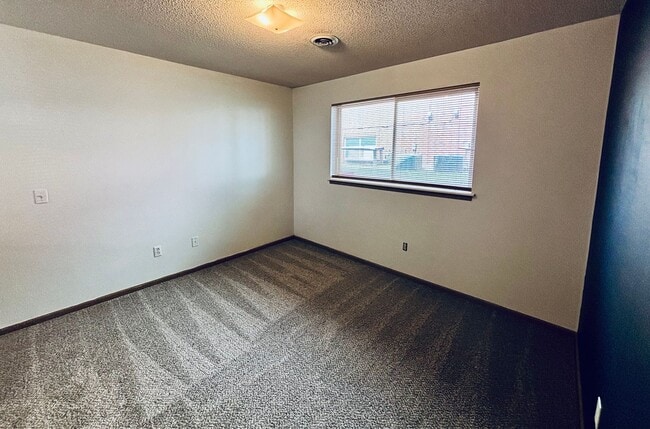 Building Photo - 4 Bed 2 Bath Centrally Located - Pre Leasi...