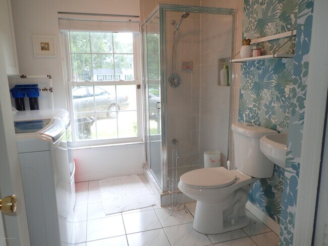 Building Photo - 525 Hidden Creek Dr