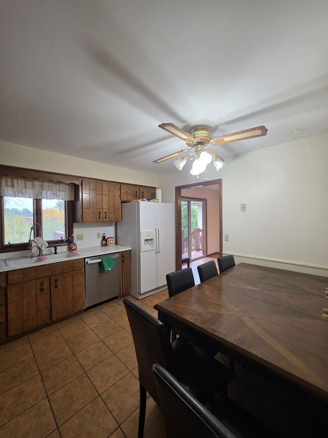 Building Photo - Spacious Four Bedroom Home!